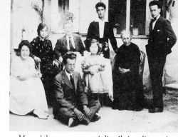 1920 la famiglia marin a grado. si riconoscono la nonna antonia  nerovestita   la sorella annunziata e il fratello giacomo  dx  archivio marin