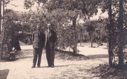 1933 25 giugno   biagio marin e giani stuparich al parco delle rose di grado     archivio giovanna stuparich criscione 