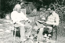 1979 biagio marin con renzo sanson nel giardino della villa  del poeta    v.gaddi 