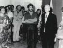 1981 biagio marin con gioiella  dx  e edda serra  prima a sx  all inaugurazione della mostra di dino facchinetti   a villa matilde