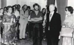 1981 biagio marin con gioiella  dx  e edda serra  prima a sx  all inaugurazione della mostra di dino facchinetti   a villa matilde
